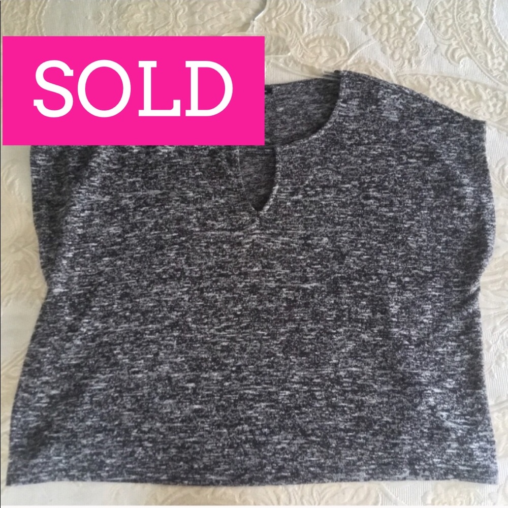 Loose-fitting Keyhole Top